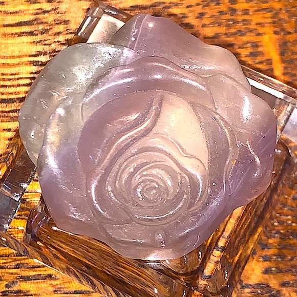FLUORITE ROSE CARVED NEW HEALING STONE LIGHT LAVENDER - Picture 3 of 6